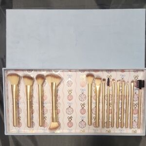 NIB Gold Makeup Brush Set With 14 Brushes Inside Blue Velvet Gift Box